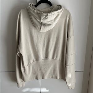 ALO Yoga Ivory Cream Pullover Sweatshirt with Logo Medium M